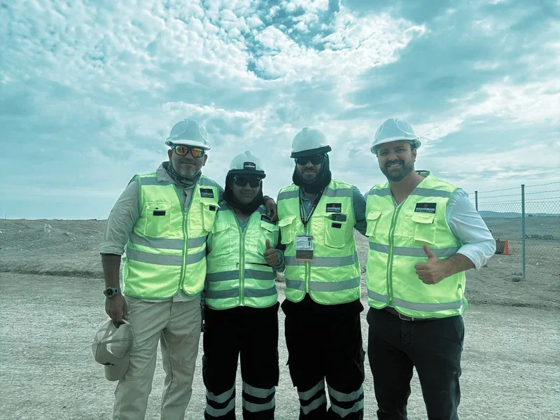 Equipo de campo con chalecos y cascos en una actividad comunitaria